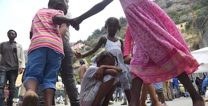 Crianças refugiadas brincam em Ventimiglia (Itália).