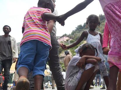 Crianças refugiadas brincam em Ventimiglia (Itália).