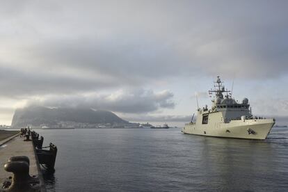 El Buque de Acción Marítima de la Armada española Audaz (P-45) en la bahía de Algeciras (a su espalda el peñón de Gibraltar) en una imagen de archivo.