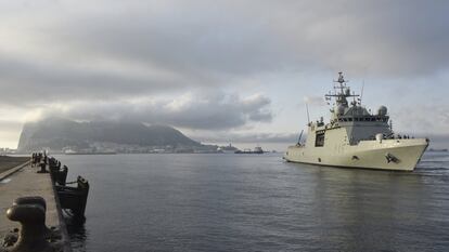 El Buque de Acción Marítima de la Armada española Audaz (P-45) en la bahía de Algeciras (a su espalda el peñón de Gibraltar) en una imagen de archivo.