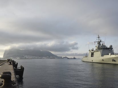 El Buque de Acción Marítima de la Armada española Audaz (P-45) en la bahía de Algeciras (a su espalda el peñón de Gibraltar) en una imagen de archivo.