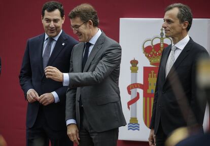 Desde la izquierda, Juan Manuel Moreno, presidente de la Junta de Andalucía; Alberto Núñez Feijóo, presidente de la Xunta de Galica, y Pedro Duque, ministro en funciones de Ciencia, este sábado.