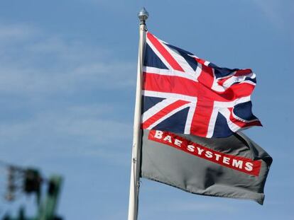 La bandera brit&aacute;nica y el logo de BAE Systems en la sede de East Yorkshire.