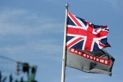 La bandera británica y el logo de BAE Systems en la sede de East Yorkshire.