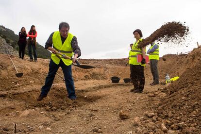 Unos arque&oacute;logos trabajando en noviembre de 2014 en la zona donde, seg&uacute;n varios falangistas, fue enterrado el poeta Federico Garc&iacute;a Lorca, un paraje conocido como Pe&ntilde;&oacute;n Colorado, en Alf&aacute;car (Granada). 