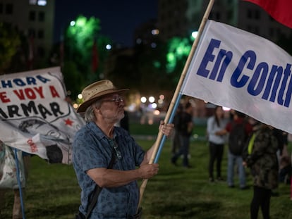 Chilenos por la opción en contra de la nueva constitución celebran tras conocer los resultados frente al palacio de La Moneda en Santiago.
17 de diciembre de 2023