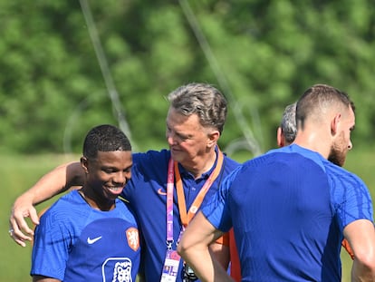 Louis Van Gaal habla con el jugador Jurrien Timber, durante un entrenamiento de Países Bajos.