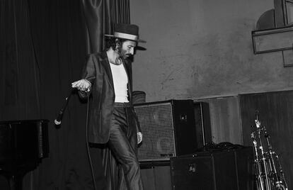 <b>1965 Bob Dylan toca por primera vez en eléctrico </b><br>Lo hace con The Band cuando todavía eran The Hawks (Festival Newport). Leiva lleva traje y camiseta, ambos de Alexander McQueen, y sombrero de Nick Fouquet.
