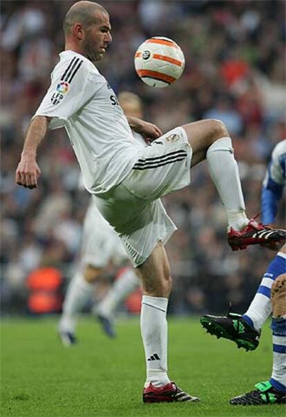 Zidane controla el balón durante un partido.