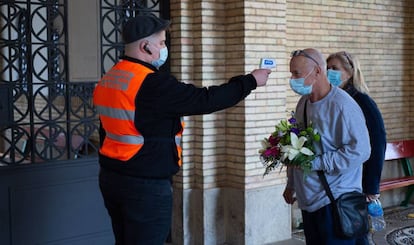 Miembros de protección civil controlan el acceso a los cementerios en Navarra, este sábado.