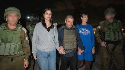 Natalie Raanan (izquierda) y su madre Judith, tras ser liberadas, con soldados israelíes y el coordinador para el retorno de los rehenes nombrado por Netanyahu, Gal Hirsch (centro), la noche del viernes. 