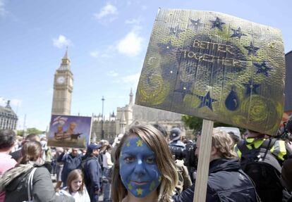 Manifestantes en la plaza del parlamento de Londres.