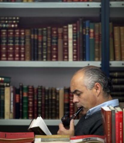 Un librero en una de las casetas de la Feria del Libro Viejo de Ocasi&oacute;n en Recoletos. 