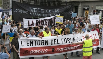 Manifestants pujant la Via Laietana