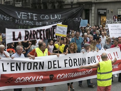 Manifestantes subiendo la Via Laietana