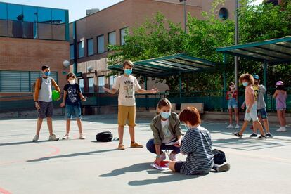 Uno de cada tres adolescentes afirma ver casos de acoso escolar en su clase. Así lo asegura el informe La opinión de los estudiantes, promovido por la Fundación Mutua Madrileña y la Fundación ANAR entre 12.000 estudiantes.