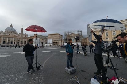 Un equipo de televisión, en la plaza de San Pedro.