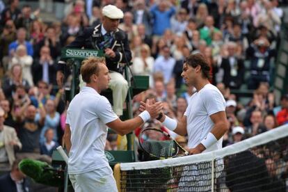 Belgium&#039;s Steve Darcis (l) shakes hands with Spain&#039;s Rafael Nadal after winning their men&#039;s first-round match. 