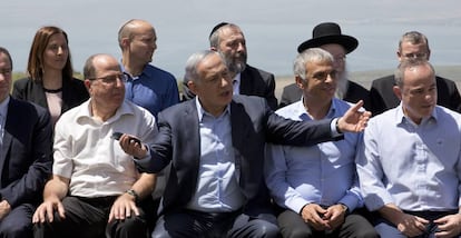 Benjamín Netanyahu, con su Gobierno en los Altos del Golán.