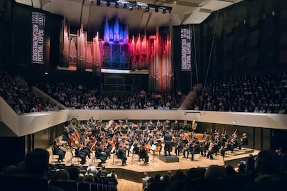 La Orquesta del Festival y su director Andris Nelsons durante su concierto del sábado por la tarde en la Gewandhaus.