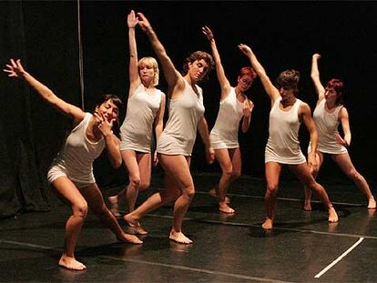 Ensayo de la coreografía <i>Alma colectiva,</i> de Salud López, que estrenará la compañía Sevilla Corporativa de Danza el día 12 en el Lope de Vega.