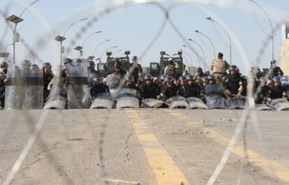 Agentes de la policía antidisturbios se preparan en una calle de Bagdad.