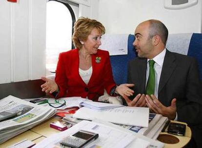 Esperanza Aguirre y el líder del PP catalán, Daniel Sirera, durante el parón de su viaje a Lleida.