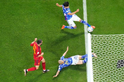 Kaoru Mitoma evitando que salga el balón por la línea de fondo y dar el pase de gol a su compañero Ao Tanaka. 