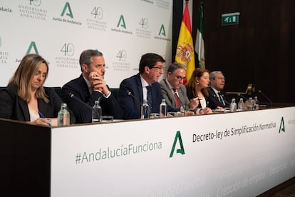 Los consejeros de la Junta de Andalucía, este lunes, en la presentación del decreto para eliminar trámites burocráticos.