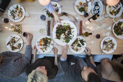 <p>Aunque haya acabado hastiado de parientes durante el verano, debe saber que las comidas familiares pueden proteger de la obesidad y el sobrepeso. Entre las razones, que durante las mismas se establecen conexiones emocionales entre los miembros de la familia y los alimentos suelen ser más saludables, según un estudio de las universidades de Minnesota y de Columbia (Estados Unidos) publicado en <a href="http://www.jpeds.com/content/JPEDSBerge" target="_blank"><em>Journal of Pediatrics</em></a>. Esta recomendación es especialmente útil para niños y adolescentes para prevenir la obesidad cuando lleguen a adultos. No se horrorice: <a href="http://descuentos.elpais.com/codigo-descuento-deliveroo" target="_blank">una o dos comidas familiares a la semana</a> son suficientes para reducir el riesgo de obesidad.</p>