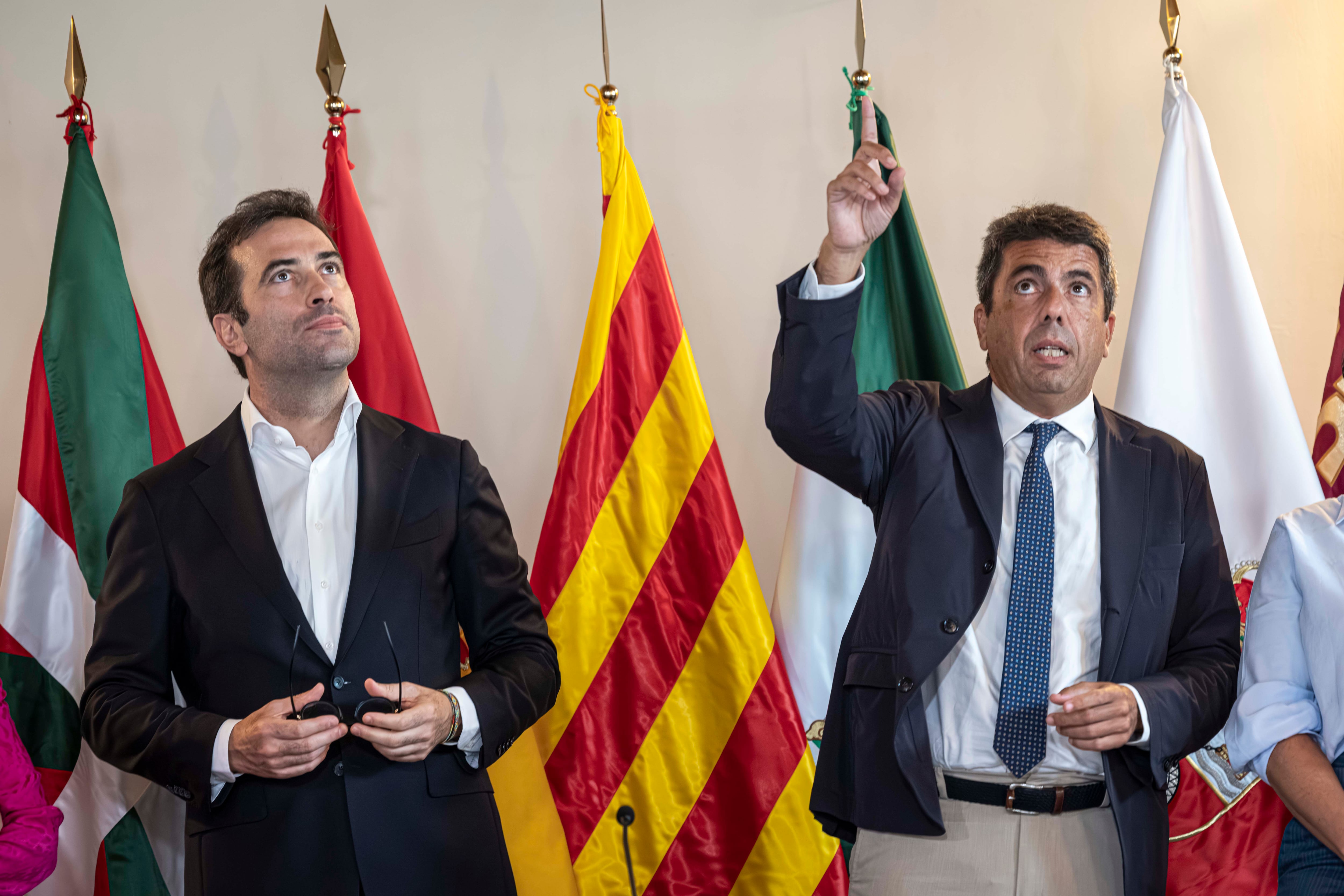 El ministro de Economía, Comercio y Empresa, Carlos Cuerpo, acompañado por el presidente de la Generalitat, Carlos Mazón, este miércoles en el Palau de la Generalitat.