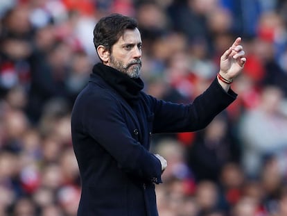 Quique Sánchez Flores da instrucciones a sus jugadores.