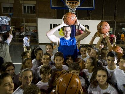 Pau Gasol amb alumnes de l'escola Llor, a Sant Boi de Llobregat.