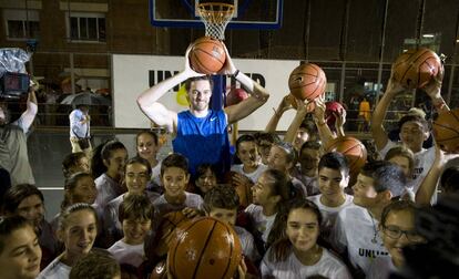 Pau Gasol posa con los ni&ntilde;os en la cancha de la escuela Llor, de Sant Boi.