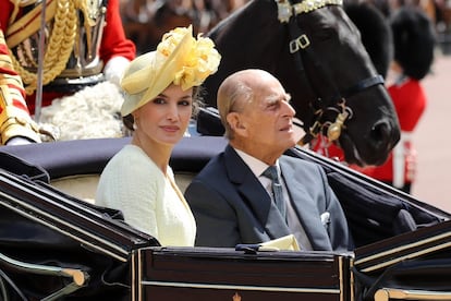 La reina Letizia junto al duque de Edimburgo a su llegada al Buckingham Palace.