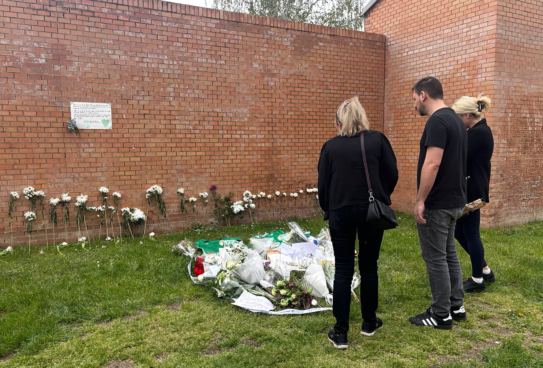 Ramos de flores y velas depositadas en homenaje al menor asesinado en Villanueva de la Cañada. Foto de L. F.