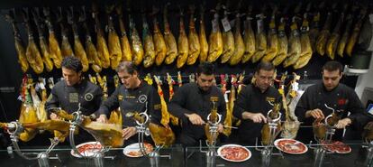 Multiple carving at Madrid&#039;s Gourmet Ib&eacute;rica.