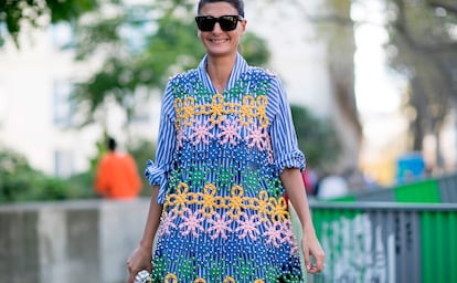 Giovanna Battaglia mezcla vestido y camiseta masculina de rayas.