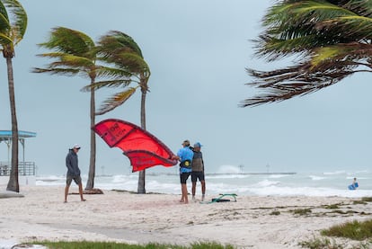 Un 'kitesurfista' prepara su equipo en Higgs Beach antes de la llegada del huracán Milton, el miércoles en Key West (Florida).