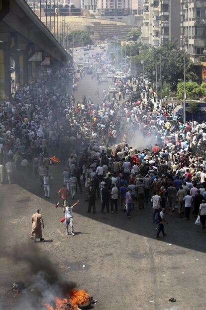 El Ministerio de Sanidad egipcio informó hoy que hay 13 muertos y 98 heridos por la operación policial para desmantelar las acampadas de los seguidores del depuesto presidente Mohamed Mursi en El Cairo, según la televisión estatal.