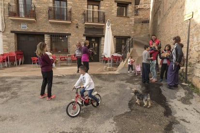 Los padres con sus hijos se juntan todas las tardes en Allepuz, un pueblo con diez niños de Teruel.