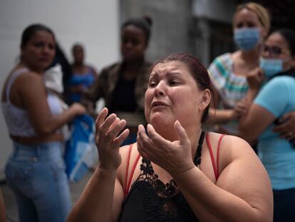 Un grupo de mujeres grita frente a la cárcel de Tuluá, rogando tener información sobre los sobrevivientes del incendio en la penitenciaría, el 29 de junio, en Valle del Cauca (Colombia).
