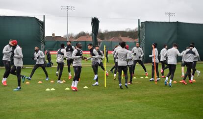 Los jugadores del Liverpool se ejercitan en las instalaciones de Melwood en marzo.