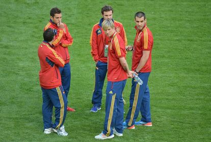 Los jugadores españoles, en el césped antes del partido ante Italia