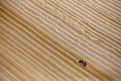 Vista aérea de un agricultor francés trabajando en el campo, en Coquelles, cerca de Calais (Francia).