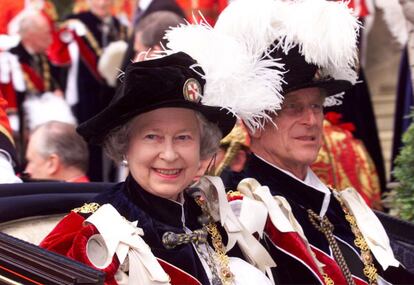 La reina Isabel II de Inglaterra y el Duque de Edimburgo, en carroza a traves de Windsor, el 10 de junio de 1999.