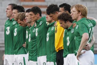 Los jugadores de la selección irlandesa guardan un minuto antes de un amistoso contra el Toscana XI por el terremoto del pasado mayo.
