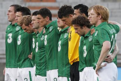 Los jugadores de la selecci&oacute;n irlandesa guardan un minuto antes de un amistoso contra el Toscana XI por el terremoto del pasado mayo.