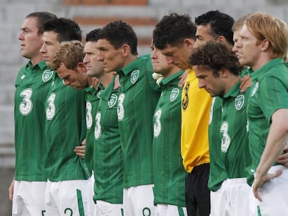 Los jugadores de la selecci&oacute;n irlandesa guardan un minuto antes de un amistoso contra el Toscana XI por el terremoto del pasado mayo.
