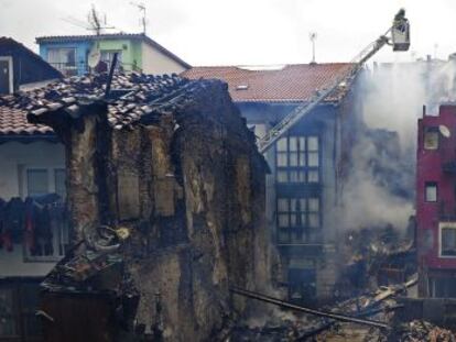 Edificios afectados por el incendio del casco viejo de Bermeo, en una fotografía del 11 de abril de 2013.